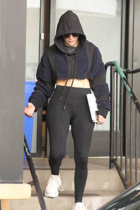 Jennifer Lopez – Shows her ABS after the gym In LA