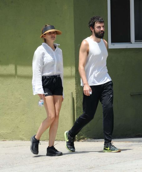 Elizabeth Olsen – Grocery shopping in Sherman Oaks | Elizabeth Olsen