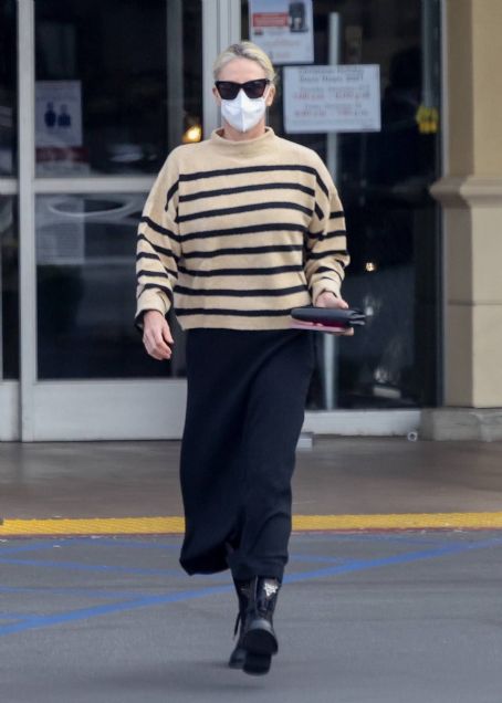 Charlize Theron – Shopping ahead of Christmas at Gelson’s Market in Studio City