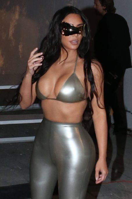Kim Kardashian – With Khloe Kardashian leave the SKIMS pop-up shop in Miami  - FamousFix.com post