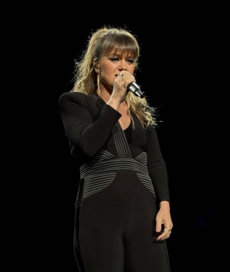 Kelly Clarkson – Perform At The Hard Rock Live At Etess Arena In ...