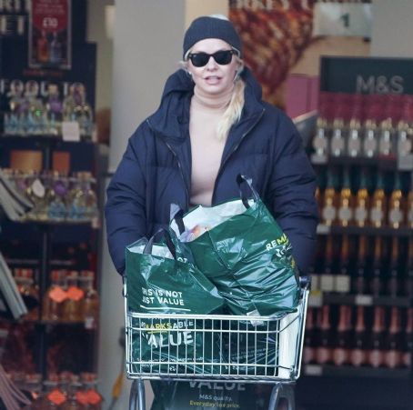 Holly Willoughby – Shopping for groceries at a West London supermarket