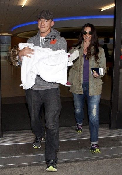 Alanis Morissette: arrives at LAX