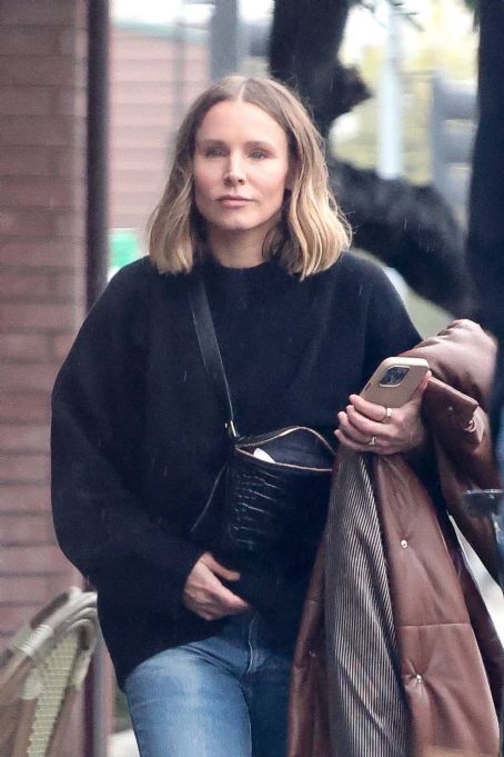 Kristen Bell – Steps out to get lunch in Los Feliz