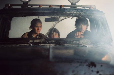 (l to r) Maggie Grace, Cole Heppell and Tom Welling star in Revolution Studios’ horror/thriller The Fog, a Columbia Pictures release. Photo Credit: Rob McEwan