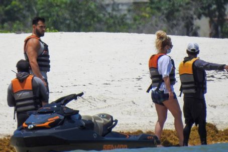 Britney Spears – Jet skiing in Cabo San Lucas