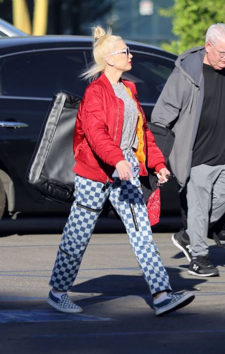 Gwen Stefani – With Blake Shelton arrive at a football game in Los Angeles