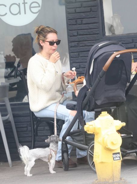 Ashley Tisdale – Spotted with her family at Mustard Seed Cafe in Los Feliz