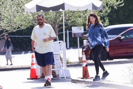 Jackie Sandler – Steps out for breakfast at the Country Mart in ...