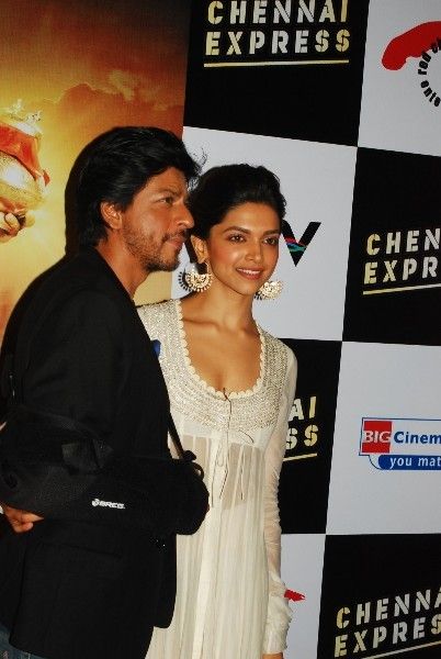 Deepika Padukone & Shah Rukh Khan : CHENNAI EXPRESS First Look Picture ...