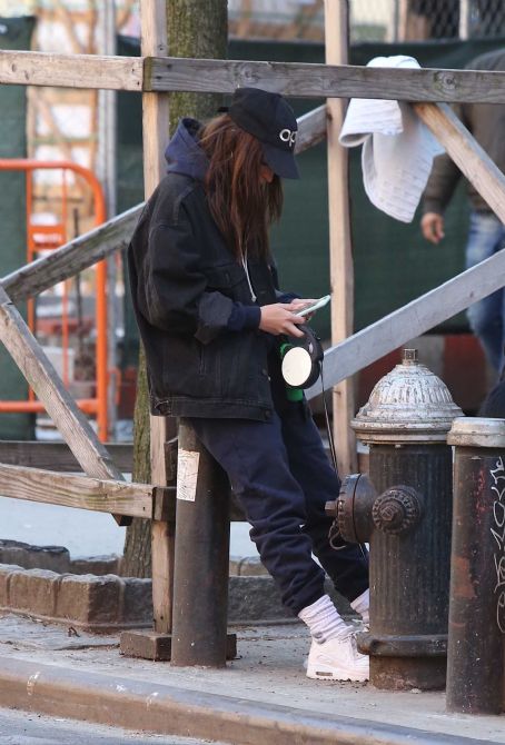 Emily Ratajkowski and Sebastian Bear-McClard – Shopping with their dog