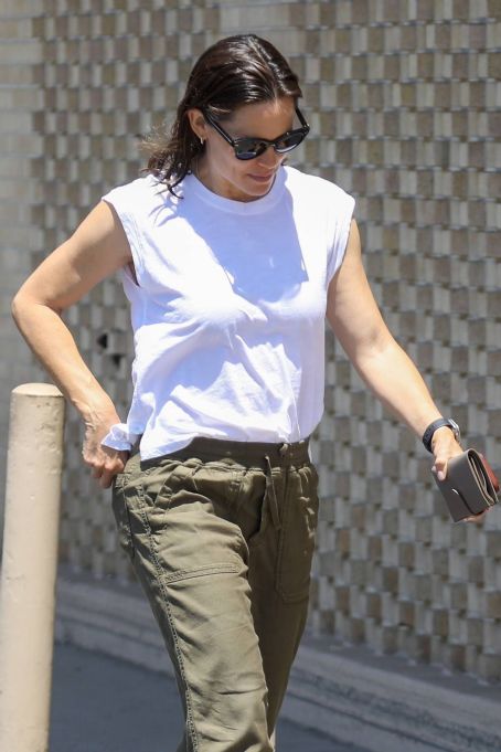 Jennifer Garner – Keep’s it casual as she runs some errands in Brentwood