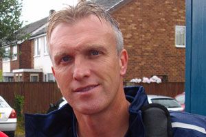 Steve Davis (footballer born 1965)