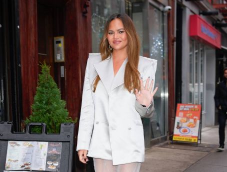 Chrissy Teigen – Arriving at a Vietnamese restaurant for lunch in New York