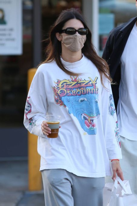 Kendall Jenner – With her boyfriend Devin Booker seen at Jayde’s Market in Bel-Air