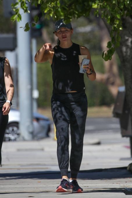 Jennifer Garner – On a jog with her friends in Santa Monica