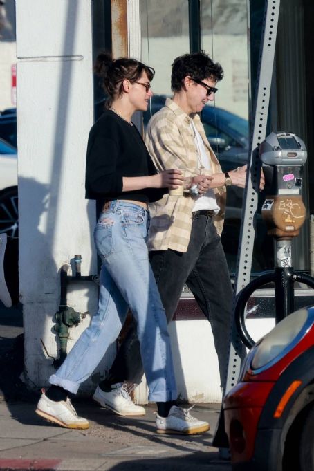 Kristen Stewart – Meeting a friend for coffee in Los Feliz