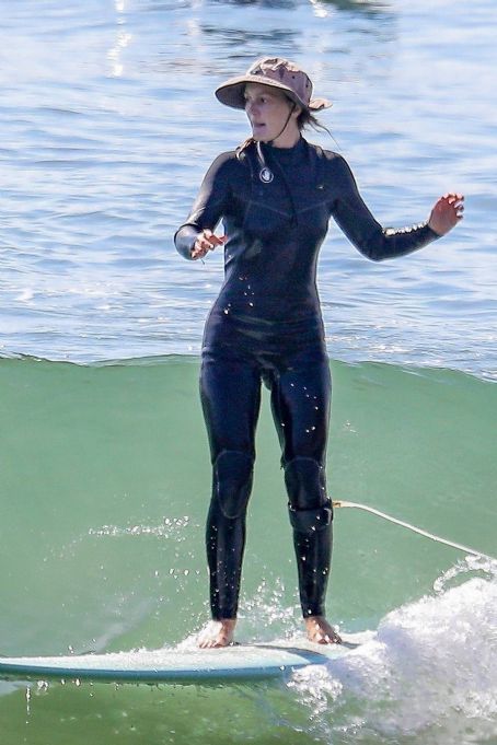 Leighton Meester – Solo surf in Malibu - FamousFix