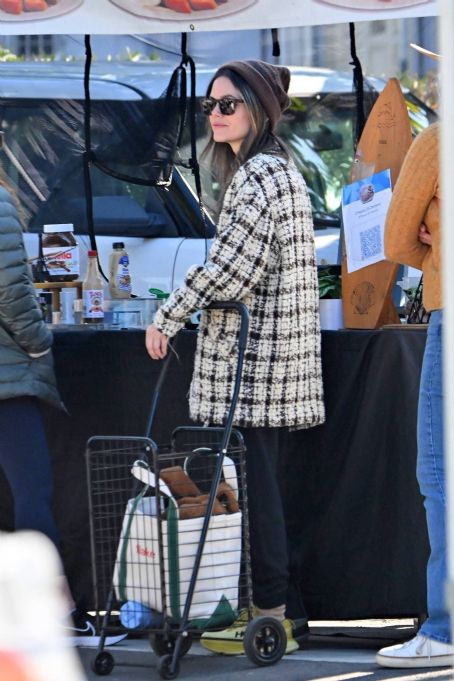 Rachel Bilson – Seen on a day out at the farmer’s market