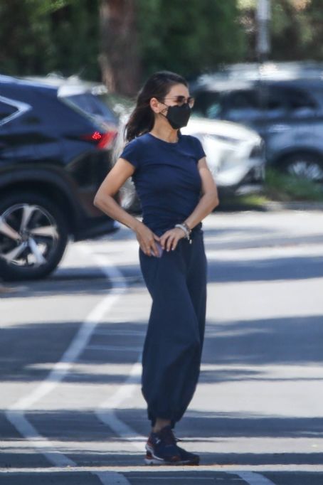 Mila Kunis – Running errands in Los Angeles