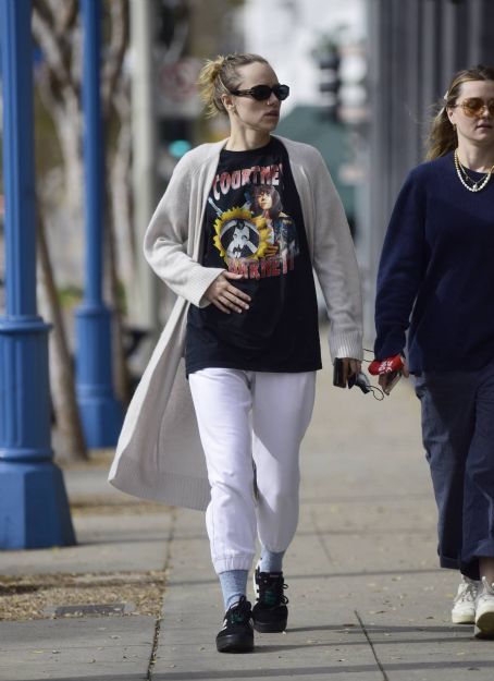 Suki Waterhouse – With her sister Immy on a stroll in West Hollywood