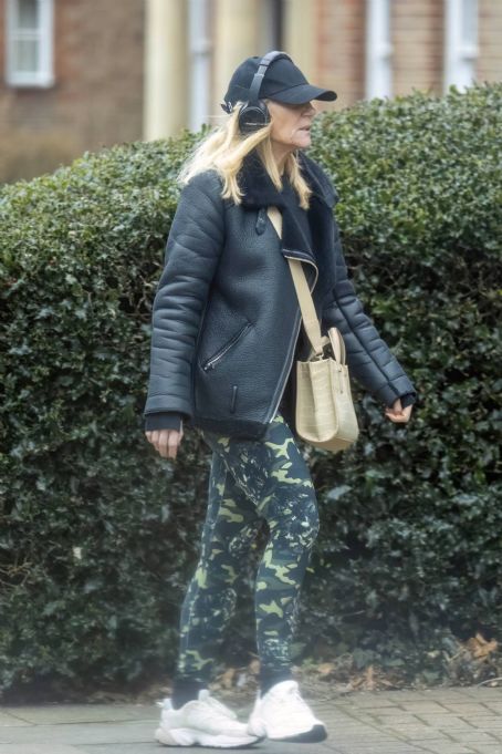 Michelle Collins – Heads to the gym in Mussel hill