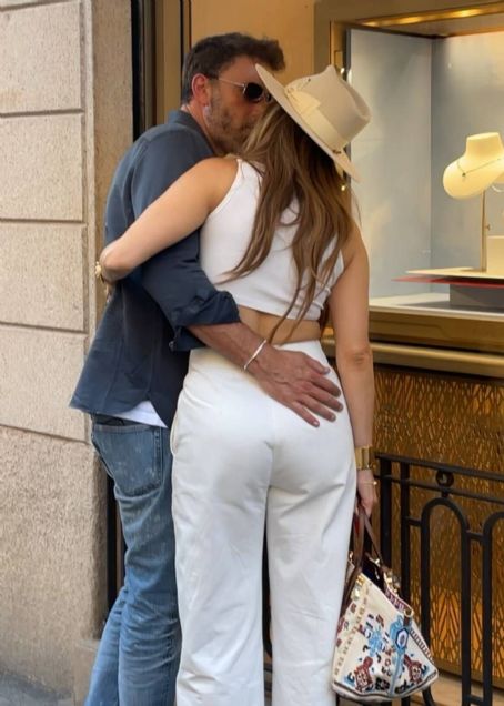 Jennifer Lopez – Shopping candids in Milan