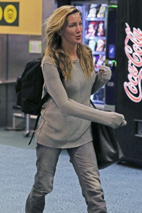 Katie Cassidy Arriving Back In Vancouver Famousfix 8518