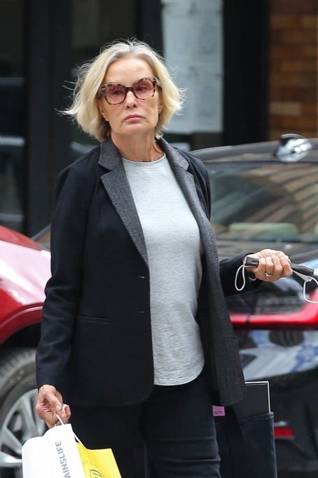 Jessica Lange – Steps out for a retail therapy session in New York