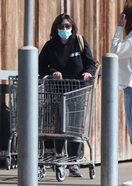 Shannen Doherty – Goes shopping with her mom Rosa in Malibu | Shannen