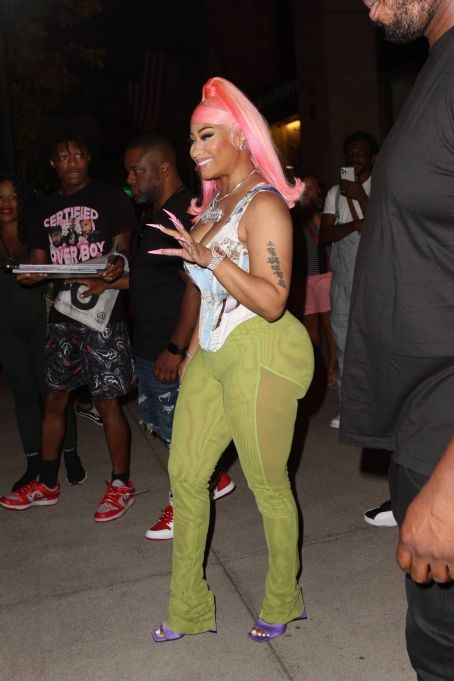 Nicki Minaj Leaving Her Hotel In New York City Nicki Minaj Picture 113197715 454 X 681 