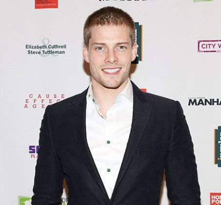 Hunter Parrish, Weeds Star, Engaged to Girlfriend Kathryn Wahl