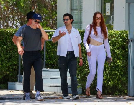 Sophie Turner – With Joe Jonas and friends in Downtown Miami