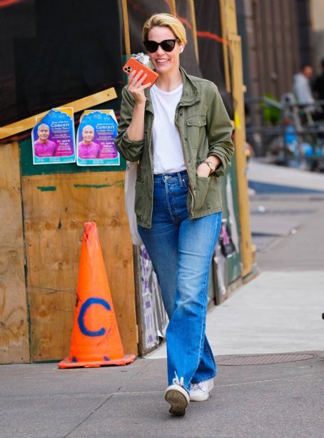 Leslie Bibb – Out on a stroll in New York