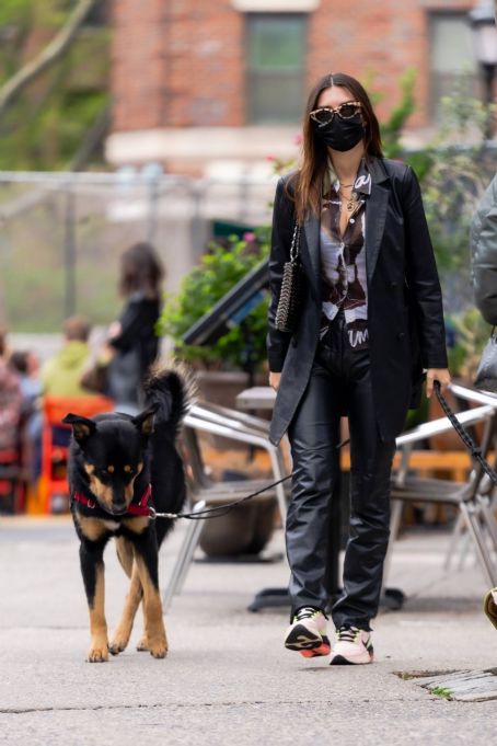 Emily Ratajkowski – In black leather seen at Bar Pitti in New York