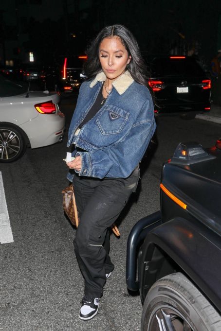 Vanessa Bryant – Leaving dinner at San Vicente Bungalows in West Hollywood