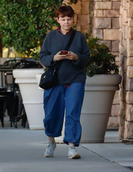 Ginnifer Goodwin – Running errands with a friend in Los Angeles