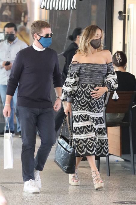 Zulay Henao – Out for a shopping trip at the Apple Store in Beverly Hills