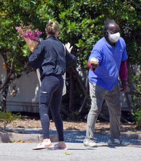 Brie Larson Wearing Hello Kitty Slippers In Malibu Famousfix 0126