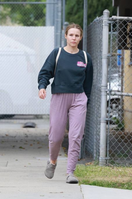 Kristen Bell – Out in a pink sweatpants in Los Angeles