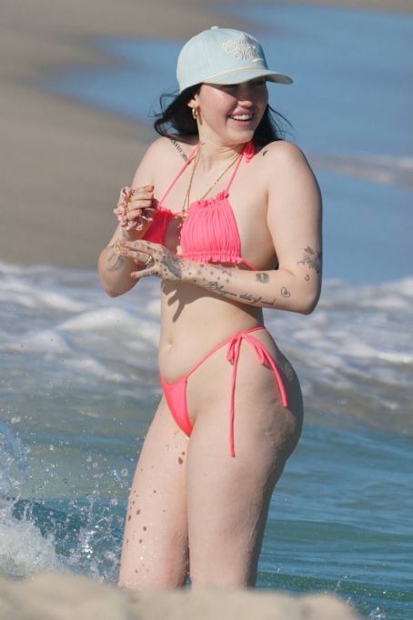 Noah Cyrus In a pink bikini with sister Brandi Cyrus in Miami