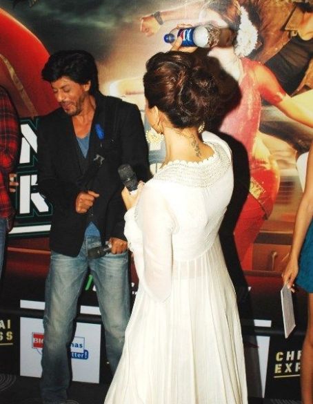 Deepika Padukone & Shah Rukh Khan : CHENNAI EXPRESS First Look Picture ...