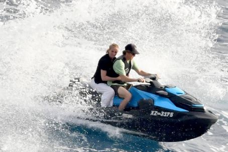 Julia Roberts – Spotted with husband Daniel Moder on a holiday in Positano