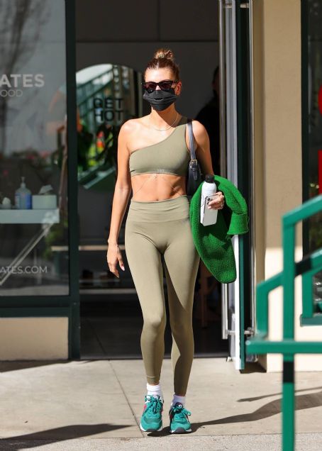 01/17/2023.Hailey Bieber with Kendall Jenner attends a hot Pilates class in  Los Angeles, California, January 17, 2022 @haileybieber…