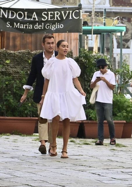 Olivia Culpo – Steps out in Venice