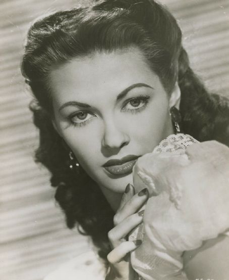 Who is Yvonne De Carlo dating? Yvonne De Carlo boyfriend, husband