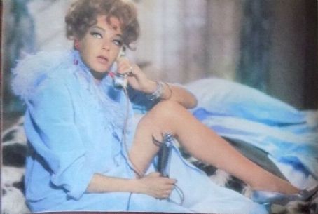 Simone Signoret - Cine Tele Revue Magazine Pictorial [France] (8 August 1963)