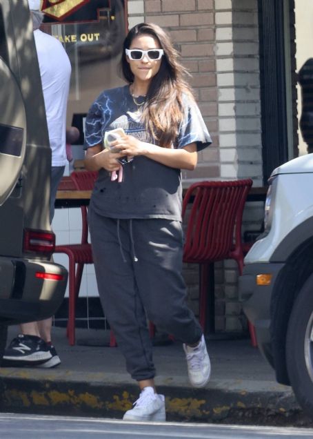 Shay Mitchell – Out for a lunch at Little Dom’s in Los Angeles