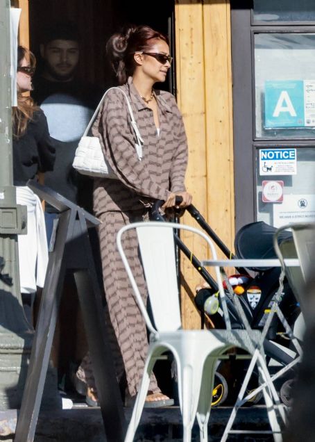 Shay Mitchell – Out to lunch in Silver Lake