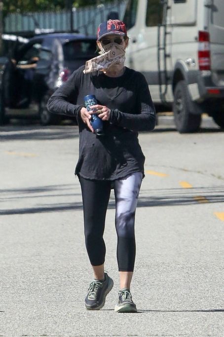 Helen Hunt – Out in Brentwood | Helen Hunt Picture #102284297 - 454 x